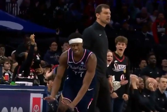 NBA常规赛：埃奇库姆读秒绝杀技惊四座 76人险胜绿军锁定季后赛席位